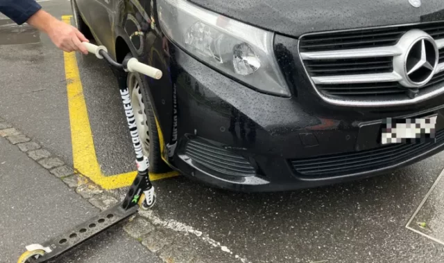 Näfels GL,Minivan erfasst 9-jährigen Jungen mit Kickboard