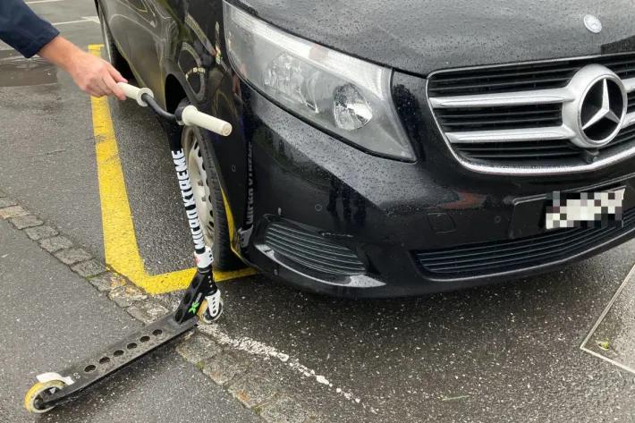 Glarus – Näfels பகுதியில் 9 வயது சிறுவனின் காலை பதம் பார்த்த மினி வேன்.!!