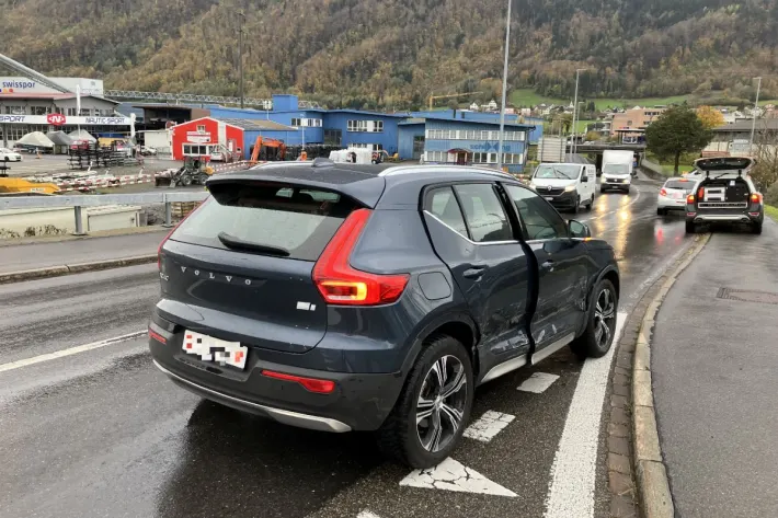 Schäniserstrasse in Bilten பகுதியில் இடம்பெற்ற விபத்து வாகனம் பலத்த சேதம்.!!