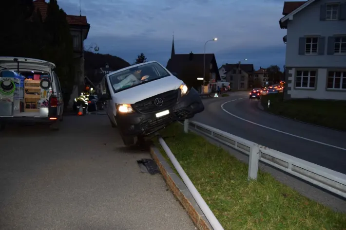 Appenzell பகுதியில் டெலிவரி வாகனம் விபத்து : 20 ஆயிரம் பிராங்குள் சொத்து சேதம்.!!