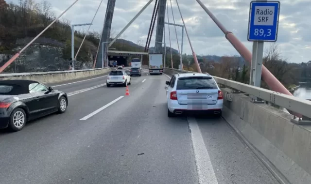 Schaffhausen, A4 கேபிள் ஸ்டேட் பாலத்தில்,ட்ரக்,கார் மோதி விபத்து