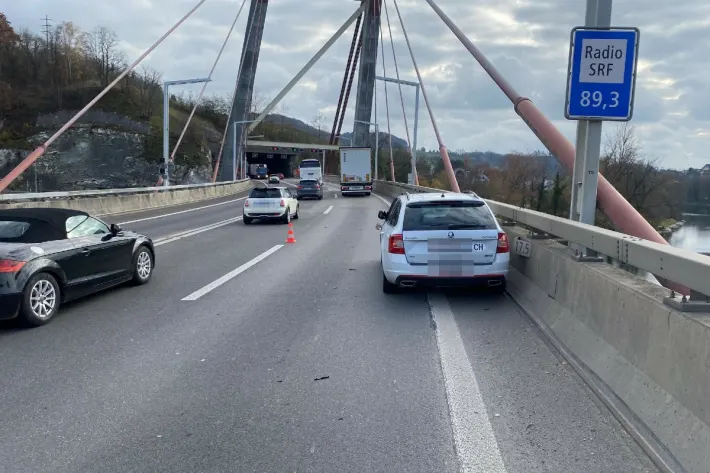 Schaffhausen நகரத்தில் A4 கேபிள் ஸ்டேட் பாலத்தில் ட்ரக் மற்றும் கார் மோதி விபத்து.!!