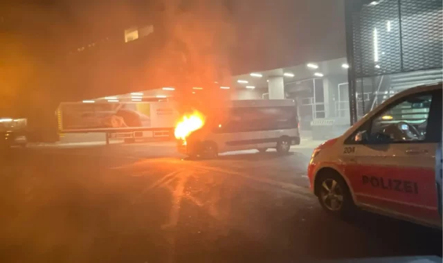 வின்டத்தூர் (Winterthur) பகுதியில் திடீரென தீப்பற்றிய வேன் - தீயணைப்பு படை தீவிரம்.!