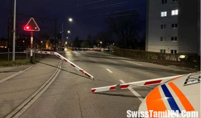 Uster ZH Lastwagen beschadigt zwei Bahnschranken