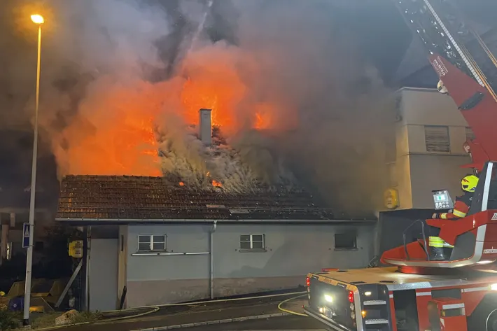 சுவிட்சர்லாந்தின் லூசர்ன் பகுதியில் பாரிய தீ விபத்து.! (படங்கள் இணைப்பு)