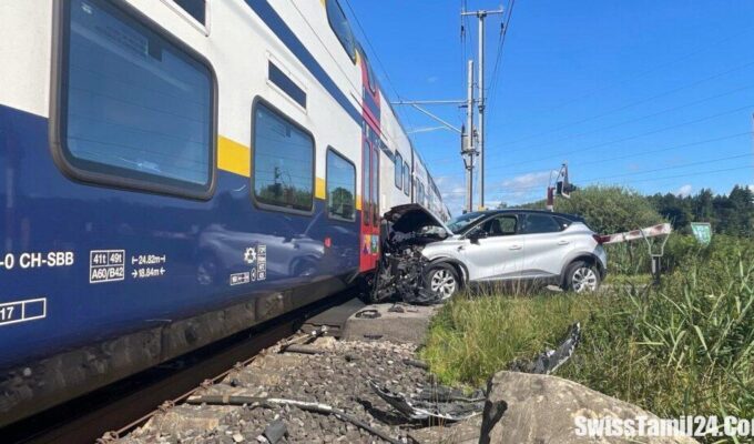 Hinwil இல் கார் மற்றும் ரயில் மோதியதில் போக்குவரத்து தடை.!!