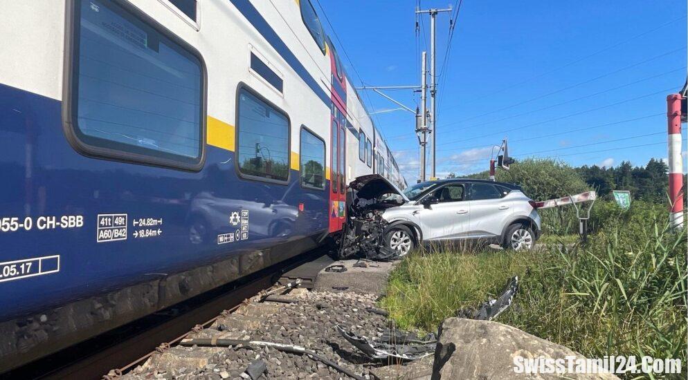 Hinwil இல் கார் மற்றும் ரயில் மோதியதில் போக்குவரத்து தடை.!!