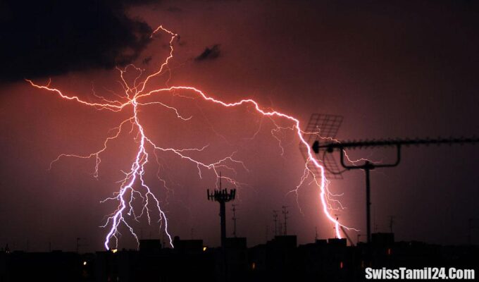 மின்னல் தாக்கி, பிரான்ஸிற்கு, அருகாமையில், அமைந்துள்ள, கோர்சிக்கா தீவுகளில், சுவிட்சர்லாந்து, பிரஜைகள், சடலங்கள், காட்டுப்பகுதி, முகாமிட்டிருந்தபோது, இருவரும், உயிரிழந்துள்ளதாக, மின்னல், தாக்குதலுக்கு