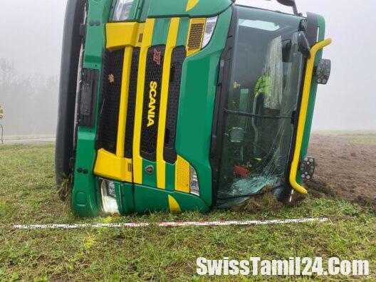 Hunenberg ZG Lastwagen zur Seite gekippt1