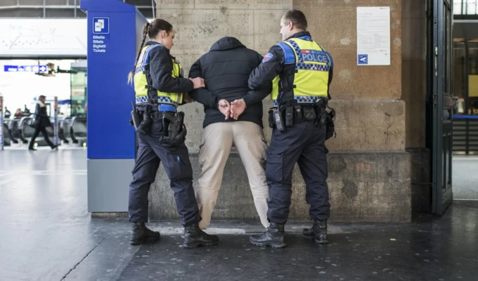 சுவிஸில், போதைப் பொருள், வலையமைப்பை, கைது