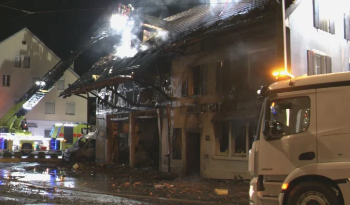 Dietikon, குடியிருப்பு, வணிக கட்டிடத்தில் தீ