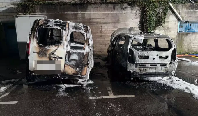 Aargau, கன்டோனில், தீயில், கருகிய, வாகனங்கள், திணறிய, போலீசார், ஆர்காவ், உள்ள, பள்ளி, வளாகத்திற்கு, அருகாமையில், பயங்கர, வாகன, தீ, விபத்து, ஒன்று, இன்று, அதிகாலை