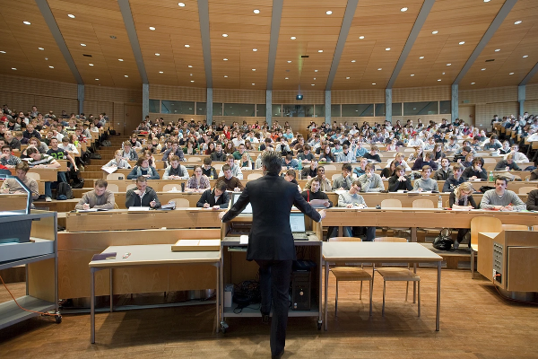 சுவிட்சர்லாந்தில் மாணவர்களை பார்த்து காப்பி அடித்த சுவிஸ் பேராசிரியர்.!!