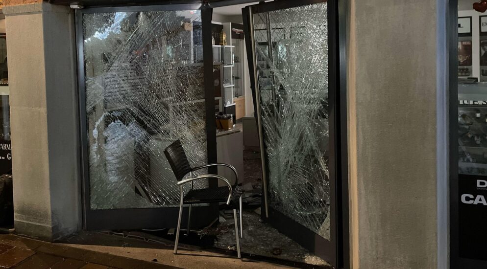 வின்டர்தூரில் நகை கடை உடைக்கப்பட்டு கொள்ளை – போலீசார் வலைவீச்சு