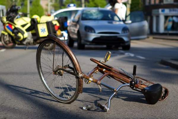 சுவிஸ் சாலையில் சைக்கிளில் வந்த இளம்பெண்ணுக்கு நேர்ந்த துயரம்