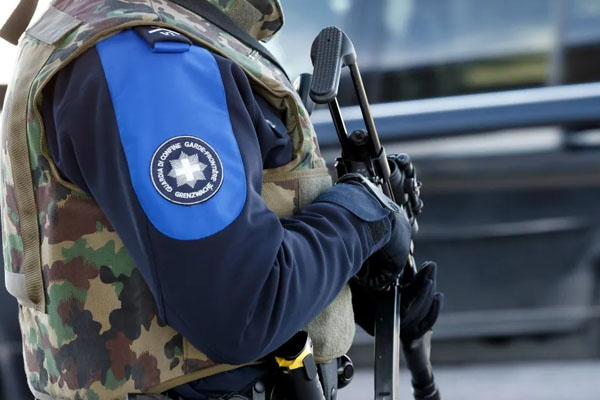 சுவிஸ் பொலிஸ் நிலையத்தில் இளம்பெண் மர்ம மரணம்