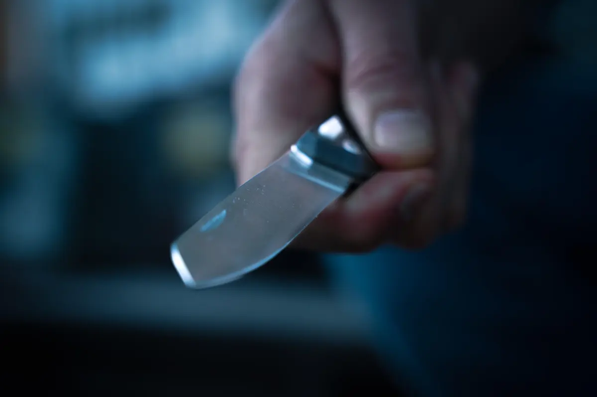 பாசல் கன்டோன் : கத்தியை காட்டி மிரட்டி இளைஞனிடம் கொள்ளை