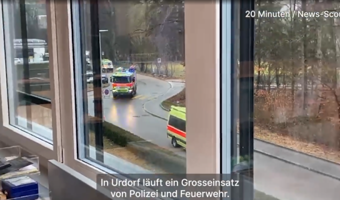 Polizei und Feuerwehr rucken wegen unbekannter Substanz zum Paketzentrum in Urdorf aus ZuriToday