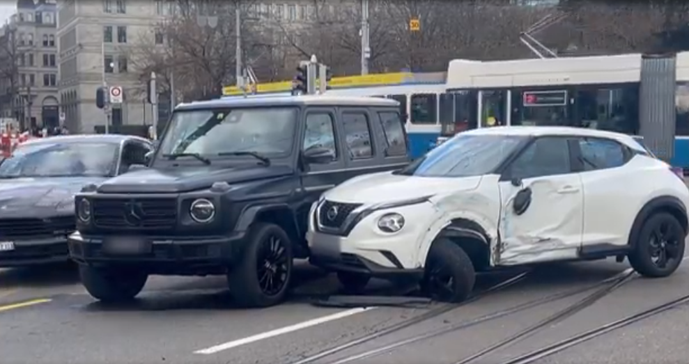 சூரிச் Bürkliplatz இல் விபத்து, பாரிய போக்குவரத்து நெரிசல்