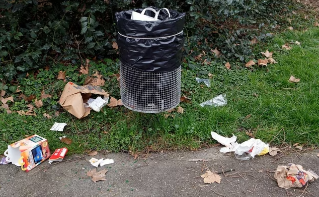 சுவிட்சர்லாந்தில் தவறாக குப்பை வீசியவருக்கு போலீசார் அபராதம்.!