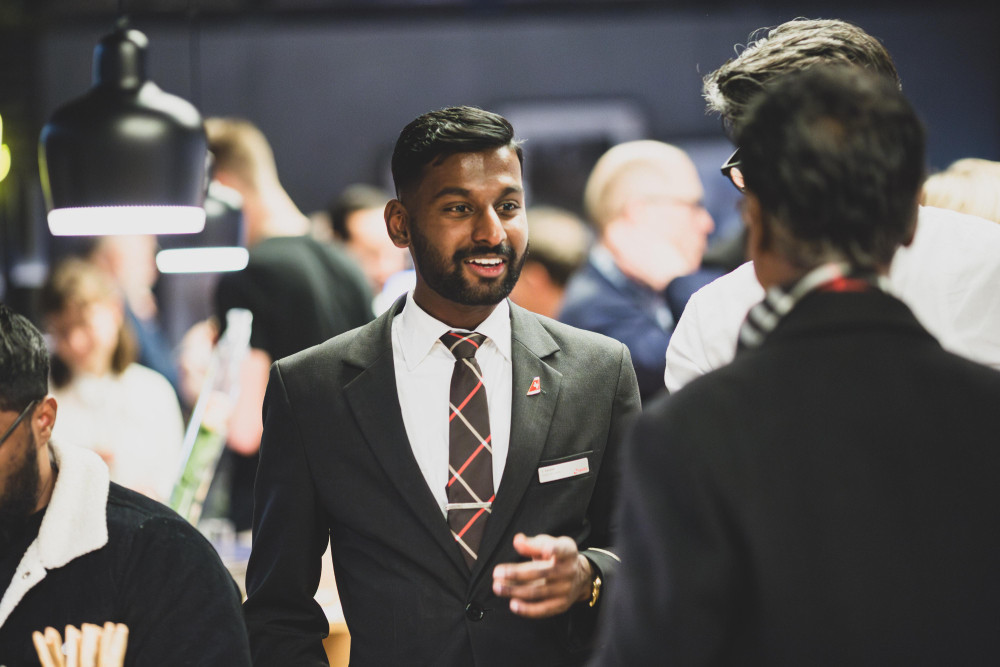 சுவிட்சர்லாந்தின் விமானப் பணித்துறையின் தலைமை ஊழியரான ஈழத்தமிழன்