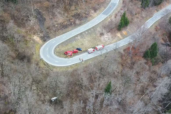 சுவிட்சர்லாந்தில் 65 அடி பள்ளத்தில் உருண்டு விழுந்த கார்