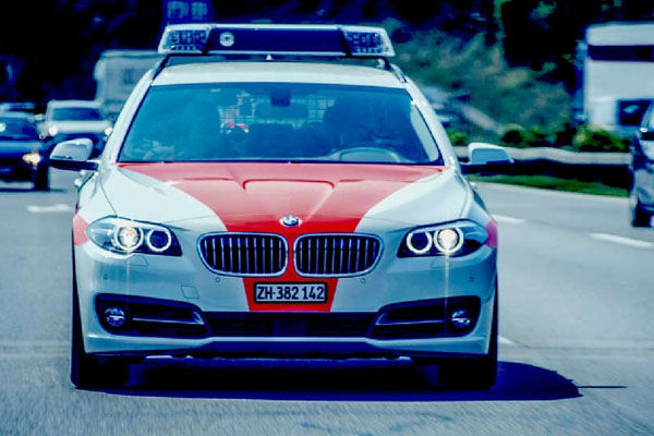 சுவிஸ் நகரமொன்றில் ஆடையின்றி நடமாடிய நபர்: மடக்கிப் பிடித்த பொலிசார்