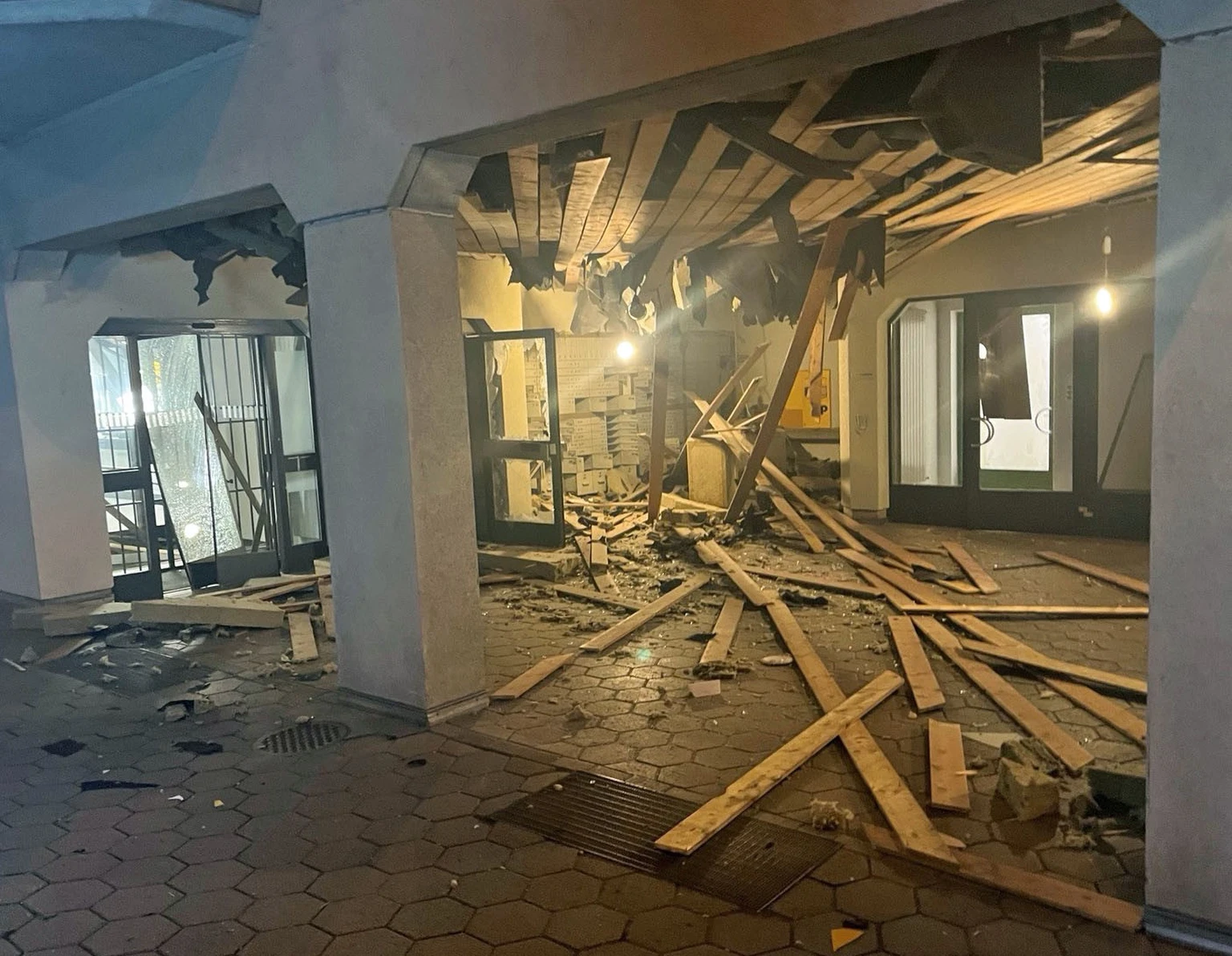 லுசேர்னில் வெடிவைத்து தகர்க்கப்பட்ட ஏ.டி.எம் இயந்திரம்.!!