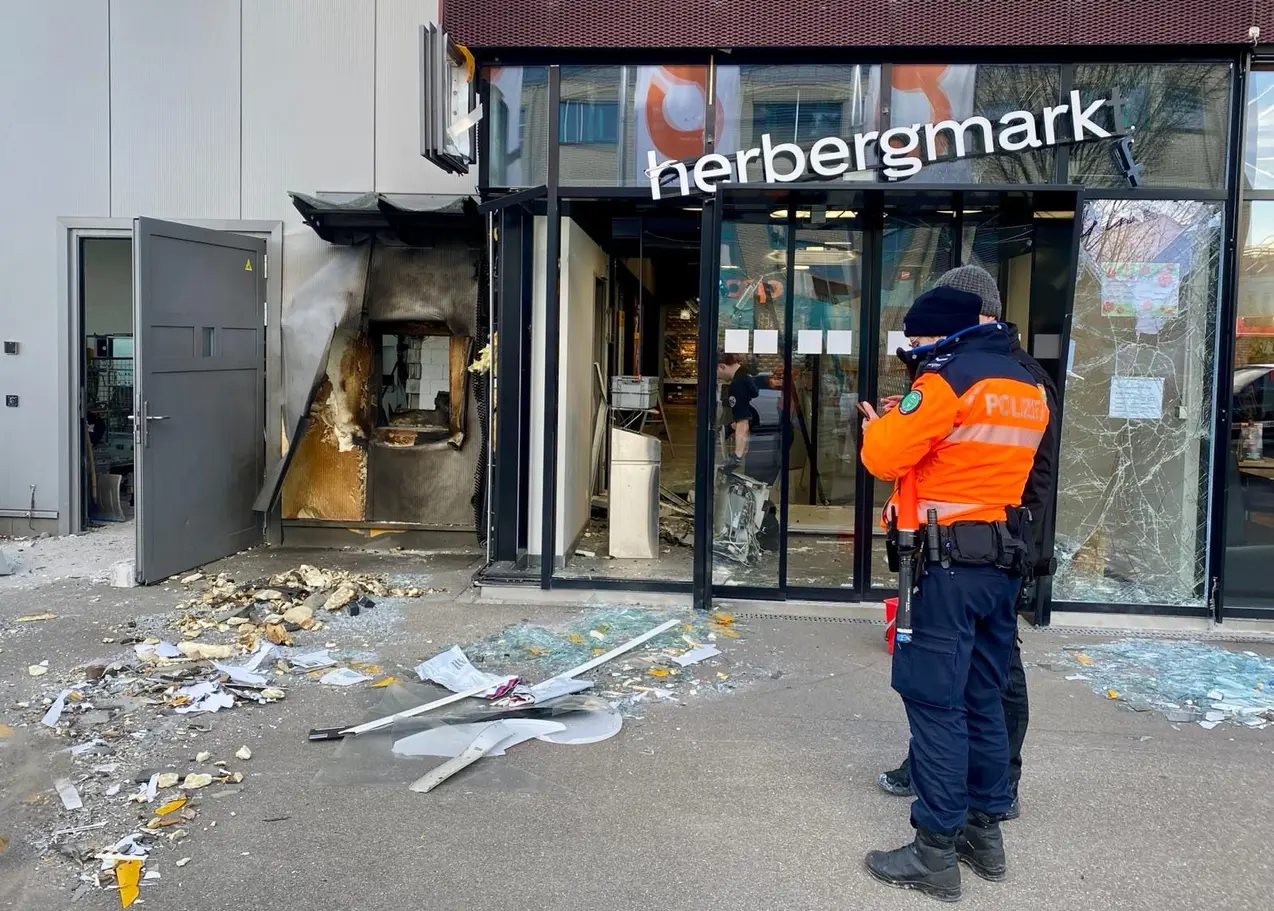 சென்ட்காலன் Zuzwil பகுதயில் ஏடிஎம் இயந்திரம் வெடிவைத்து தகர்ப்பு