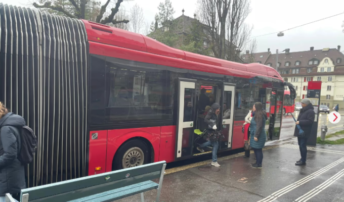 Bern Bus fahrt an Haltestelle vorbei weil es regnet 1