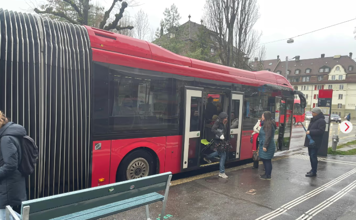 பேர்ன் பேரூந்து தரிப்பிடத்தில் காத்திருந்தவர்களுக்கு நடந்த அதிர்ச்சி.!!