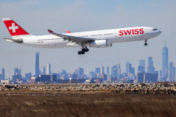 சுவிஸ் விமானிகளால் தவிர்க்கப்பட்ட பெரும் அசம்பாவிதம்