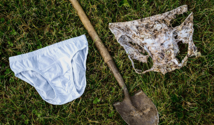 உள்ளாடைகளை மண்ணில் புதை