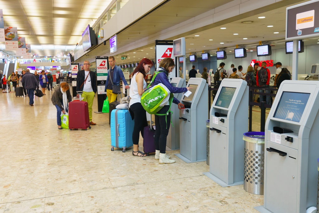 ஜெனிவாவில் போலியான சொகுசு கைக்கடிகாரம் கடத்தியவர் கைது