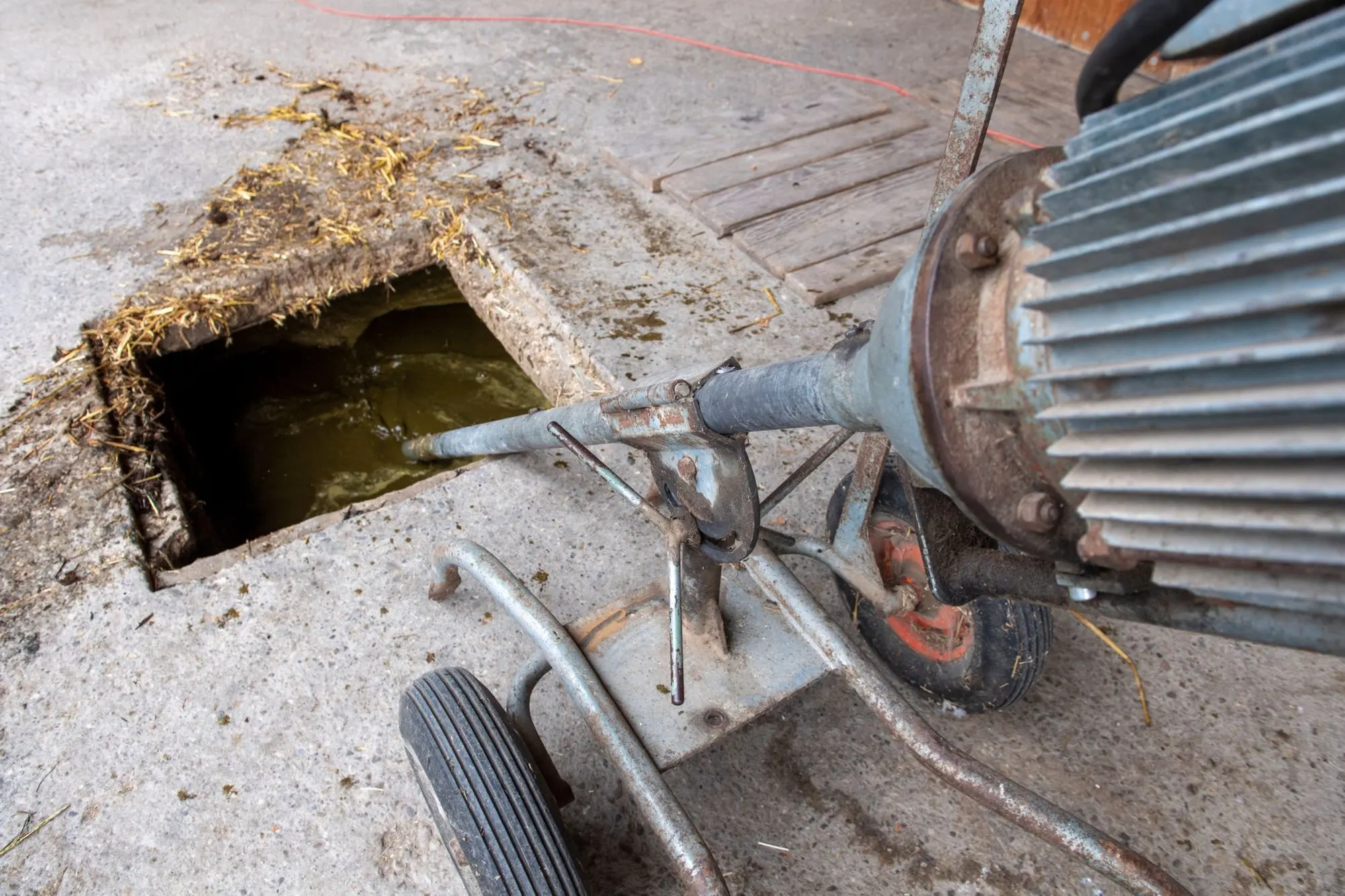 பேர்ன் கன்டோனில் சோகம் – எரு குழியில் விழுந்து இருவர் பலி!!