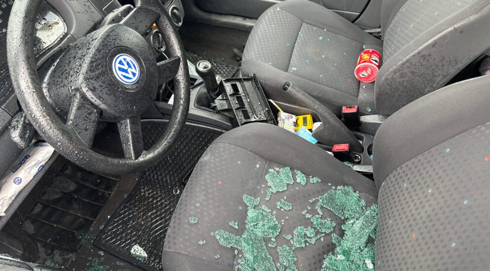 Glarus பகுதியில் இரு கார்கள் உடைக்கப்பட்டு திருட்டு