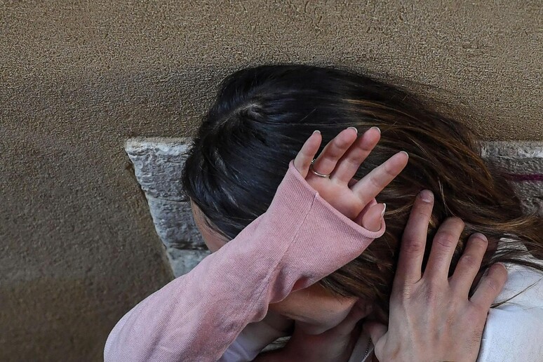 சுவிஸில் பாலியல் வன்கொடுமைக்கு ஆளாகுபவருக்கு உதவ தவறினால் சிறை.!!