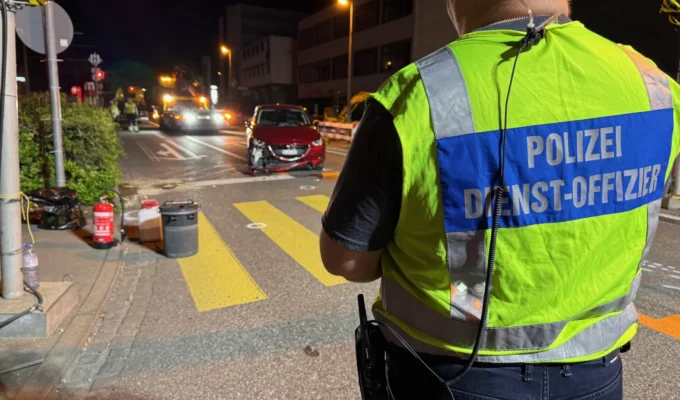 பாசலில் கார் மீது நேருக்கு நேர்