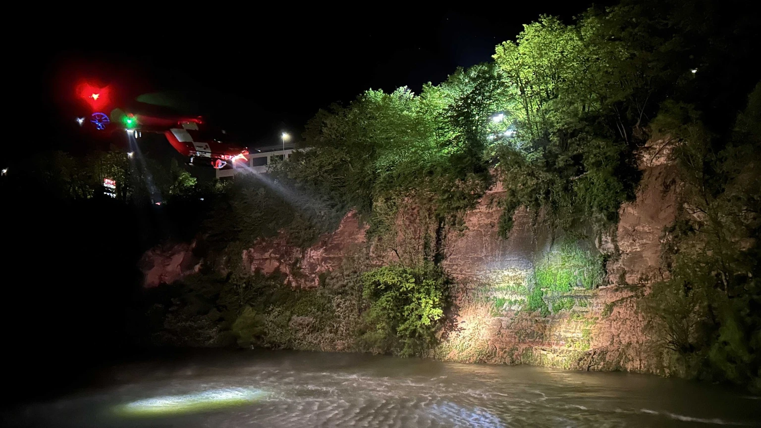 ஆர்காவ் கன்டோனில் ஆற்றில் மீட்கப்பட்ட இளைஞனின் சடலம்