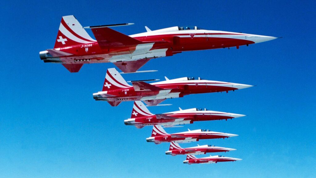 சுவிஸ் போர் விமானங்கள் வீதியை ஓடு பாதையாக பயன்படுத்தி பயிற்சி