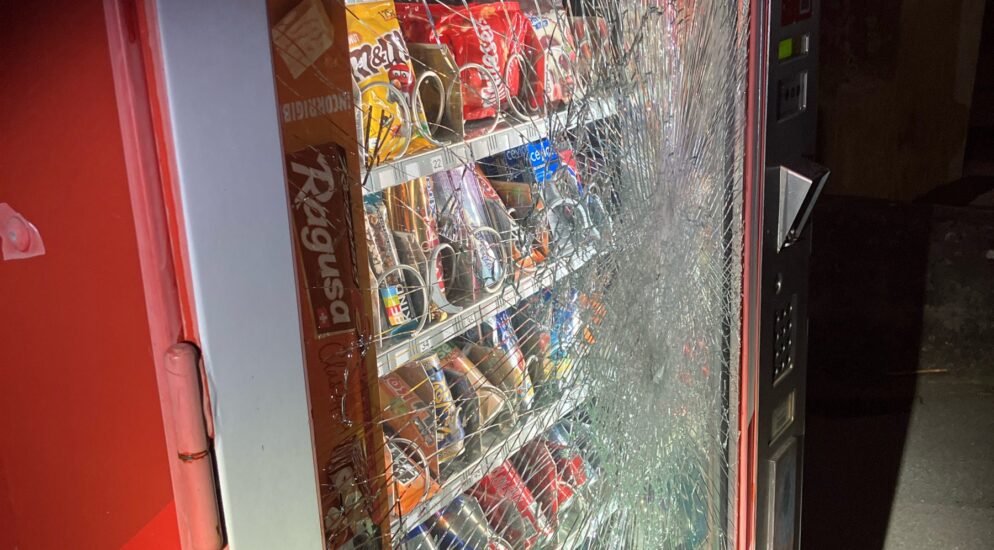 தானியங்கி இயந்திரத்தை அடித்து நொறுக்கிய சிறுவர்கள்