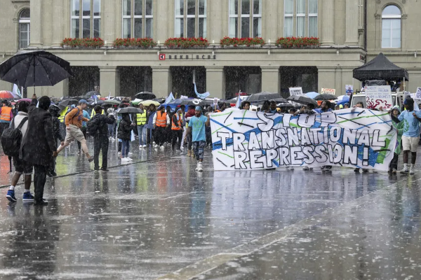 சுவிட்சர்லாந்தில் கொட்டும் மழையில் அரசு அலுவலகம் முன் திரண்ட புலம்பெயர்ந்தோர்