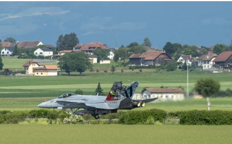 சுவிஸில் வீதியில் விமானத்தை தரையிறக்கிய விமானப் படையினர்