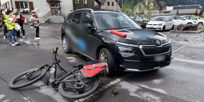 Netstal GL இல் நடைபாதையில் E-பைக் ஓட்டுபவர் மோதி விபத்து