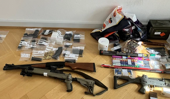 Glarus கன்டோனில் ஆயுதக்குழு கைது : பெருமளவு ஆயுதங்கள் மீட்பு.!!