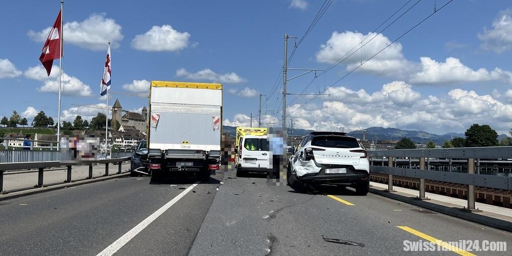 Rapperswil – Seedamm பகுதியில் 3 வாகனங்கள் மோதி விபத்து