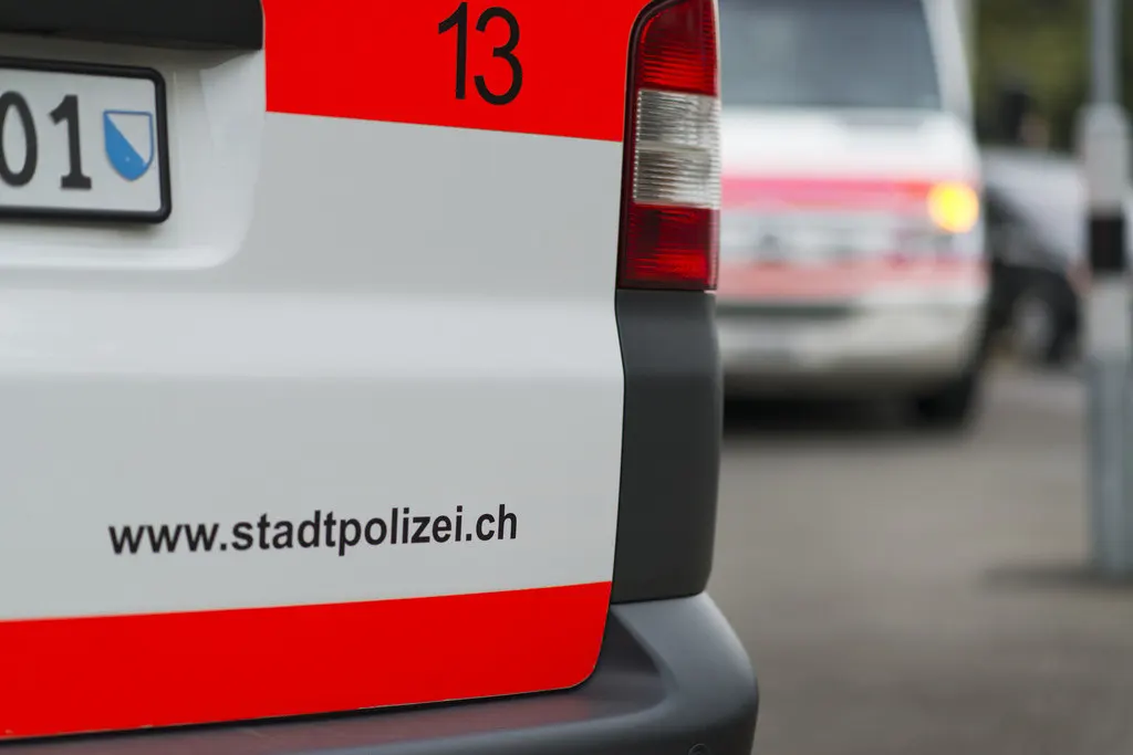 சூரிச்சில் போலீஸ் கார் டாக்ஸி மீது மோதி விபத்து