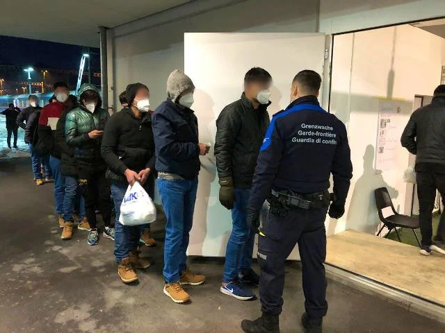 சட்டவிரோத குடியேற்றவாசிகளின் வருகை பெரும் வீழ்ச்சி