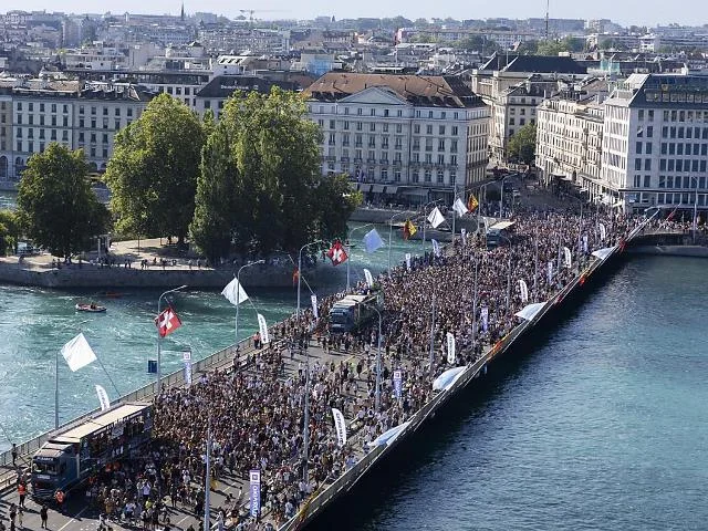 ஜெனீவாவில் ஒரு இலட்சம் பேர் குவிந்த ஏரி அணிவகுப்பு