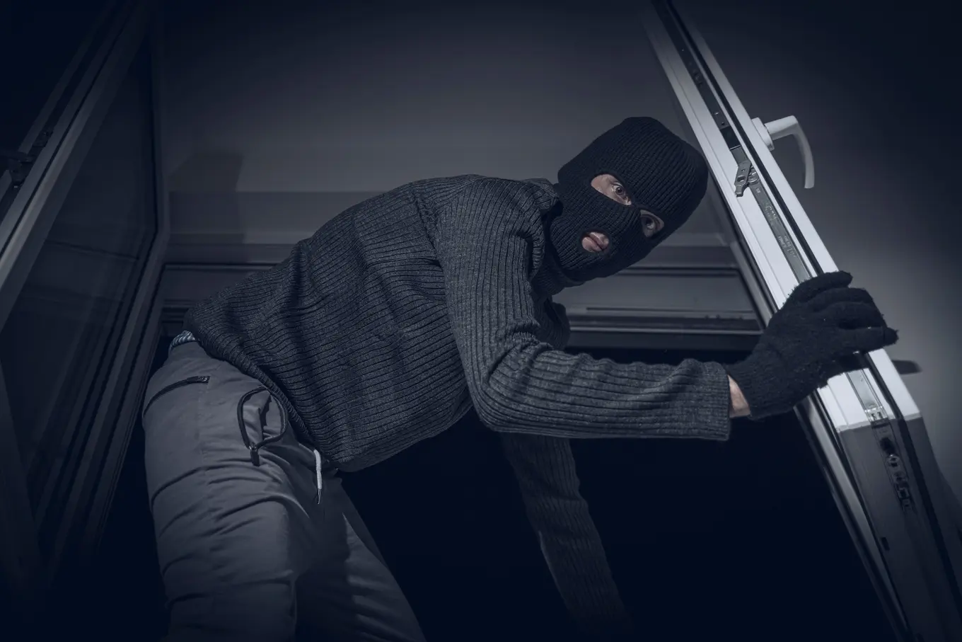 ஆர்காவ் பகுதியில் உறங்கிய தம்பதியிடம்  முகமூடி திருடன் கைவரிசை